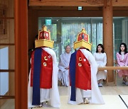 김건희·유코 여사, 진관사서 수륙재 관람 “양국 화합 기원”