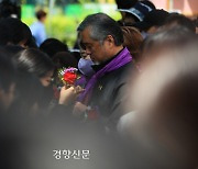 “카네이션이 달리는 동안 유가족은 울었다”[현장 화보]