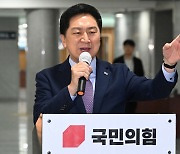 태영호·김재원 ‘숨기고’ 윤석열 성과 ‘드러내고’…김기현의 복잡한 셈법 [이런정치]