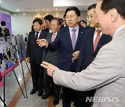 윤 대통령 사진 보는 김기현 당 대표