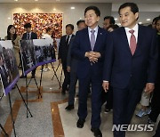 윤 대통령 사진 둘러보는 김기현 당 대표