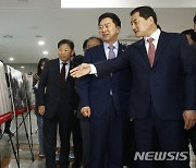 윤 대통령 사진 보는 김기현 당 대표