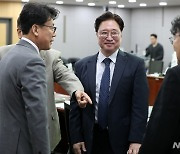 진성준 의원-이광택 공동대표와 인사 나누는 최광준 교수