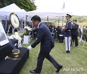 헌화하는 최상목 대통령비서실 경제수석