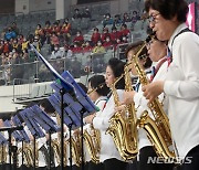 멋진 색소폰 공연 선보이는 어르신들