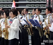 멋진 색소폰 공연 선보이는 어르신들