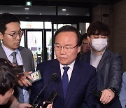 답변하며 이동하는 김재원 최고위원