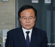 질문에 답변하는 김재원 국민의힘 최고위원