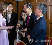 스웨덴 정부 관계자들과 인사하는 한덕수 국무총리