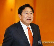 기시다 후미오 일본 총리 간담회 참석하는 김기문 중소기업중앙회 회장