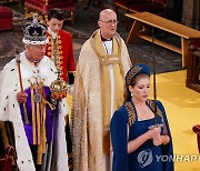 英대관식 '신스틸러' 보검 든 여성의원 "비결은 팔굽혀펴기"