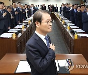 국기에 경례하는 이정식 고용노동부 장관