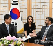 파키스탄 고고학박물관국 총괄국장과 환담하는 최응천 문화재청장