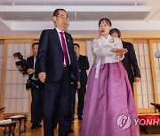 스웨덴 스톡홀름에 개관한 한국문화원 찾은 한덕수 국무총리