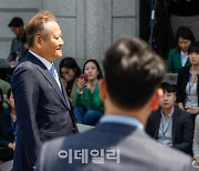 [포토] 취재진 앞에 선 이상민 장관