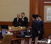 이상민 장관, 탄핵 심판 첫 변론 기일 출석