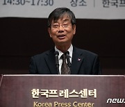 인사말하는 신영호 북한인권정보센터 이사장