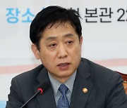 인사말하는 김주현 위원장