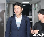 취재진 질문 받으며 이동하는 '코인 논란' 김남국 의원