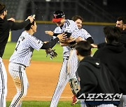 [포토] 신민재 번쩍 든 오스틴, 우리 민재가 해냈어요!