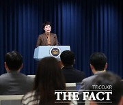 '취임 1주년' 尹 "관료사회, 새 국정 기조 안 맞추면 과감하게 인사조치"