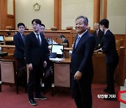 [포토]방청석 바라보는 이상민 장관