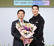 우상혁 선수 이상일 용인시장 찾아 복귀 신고