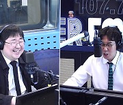 곽재식 "회전목마 원조는 기사들 창싸움 연습 나무말, 바퀴벌레 우주생존실험 결과는..." (철파엠)