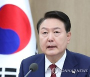 '취임 1주년' 윤 대통령 지지율 37.5%…방미평가 긍정 55%·부정 40%