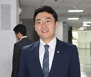 김남국 해명 논란 "주식 팔아 코인샀다" →재산신고엔 '주식매도 예금증가'