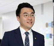 의원실 향하는 김남국 의원