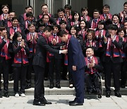 윤석열 대통령 '국제장애인기능올림픽대회 선수단과 함께'