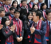 윤석열 대통령 '국제장애인기능올림픽대회 선수단과 함께'