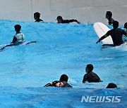 인공 파도 즐기는 서퍼들