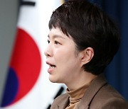 브리핑하는 김은혜 홍보수석