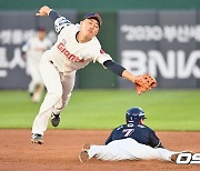 이유찬, 2루 도루 공 빠졌다. [사진]