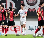 FC서울 나상호, '광주FC 안영규와 인사 나누며' [사진]