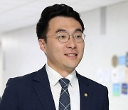 “서민의 탈 쓴 위선 정치인”… 당 안팎 질타에 꼬리내린 ‘코인’ 김남국