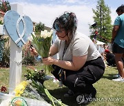 美 텍사스 총기난사 발생 쇼핑몰에 놓인 추모 팻말