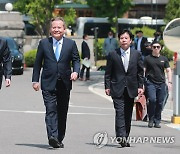 출석하는 이상민 장관