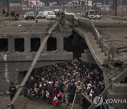 '퓰리처상 수상' 무너진 다리 밑에 피신한 우크라 주민