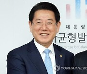 김영록 전남지사 "광주 민간공항, 무안으로 와야"