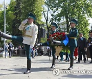 전승절 맞아, '영원의 불꽃' 재단에 헌화하는 알마티시장과 시민대표들