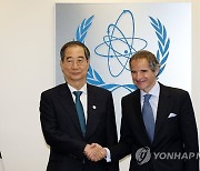 한덕수 국무총리, 그로시 IAEA 사무총장과 악수