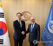 악수하는 한덕수 국무총리-CTBTO 사무총장