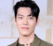 [Ms포토] 김우빈 '5-8이 배송하는 하트'