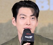 [Ms포토] 김우빈 '막강한 전설의 택배기사'