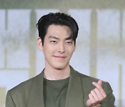 '신민아♥' 김우빈 '택배기사'로 돌아온 로맨틱 가이