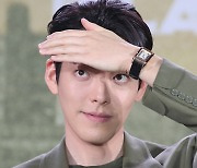 김우빈, 집중