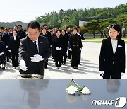 광주시의회 의원·직원 등 60여명, 5·18민주묘지 참배